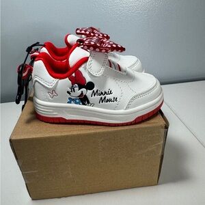 Disney Baby Girl Classic Minnie Mouse Sneaker, size 4